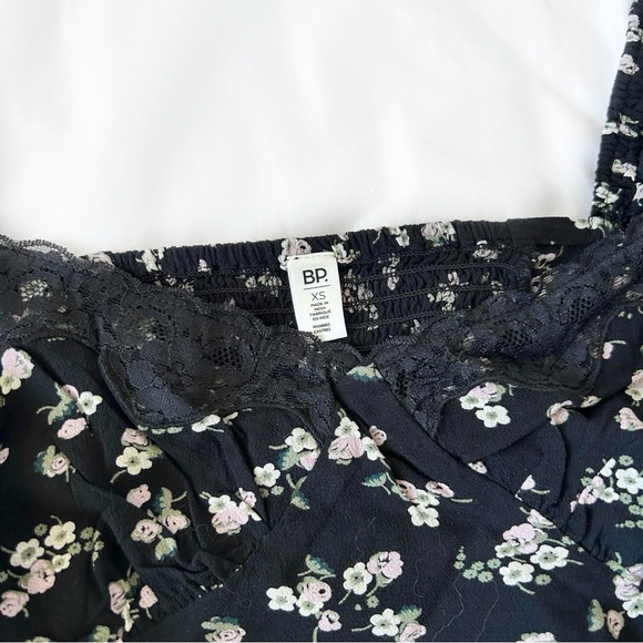 ♡ 3/$25 ♡ BP Lace Trim Floral Top - Picture 3 of 4
